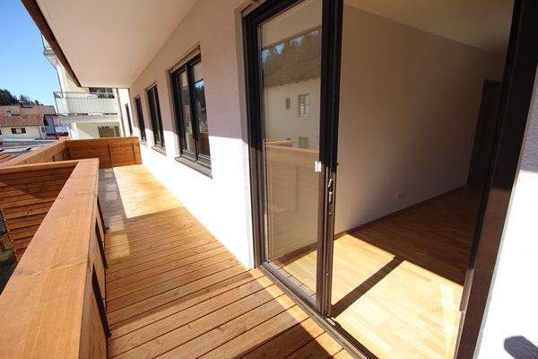 Outdoor-Oase: Großer, überdachter Balkon zum Wohlfühlen