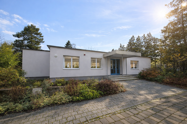 Fassade von der Straße KI