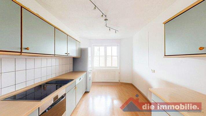 Helle Küche mit Essplatz