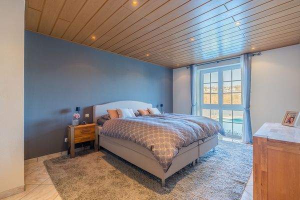 Masterschlafzimmer mit angrenzendem Ankleidezimmer