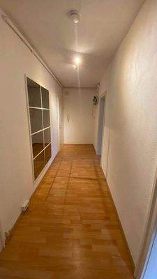 großzügiger Flur mit Spiegel