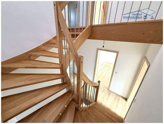 Stilvolle Holztreppe als architektonisches Highlight
