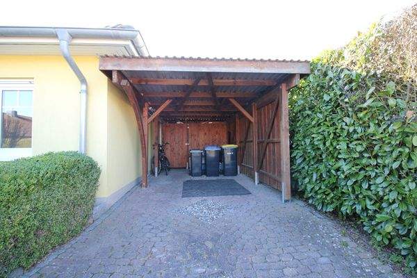 Carport mit Durchgang zum Garten