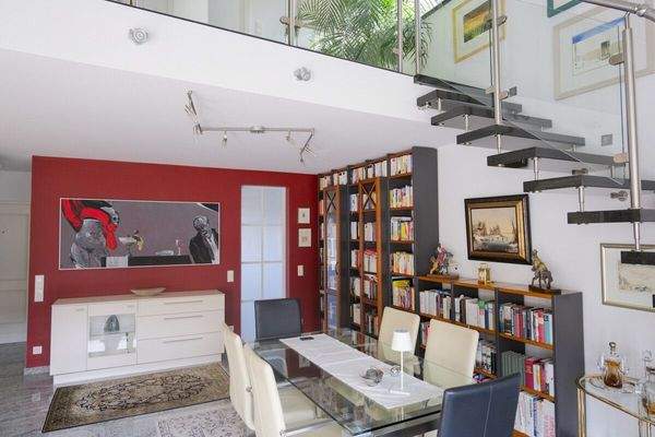 Essbereich mit Tür zur Küche