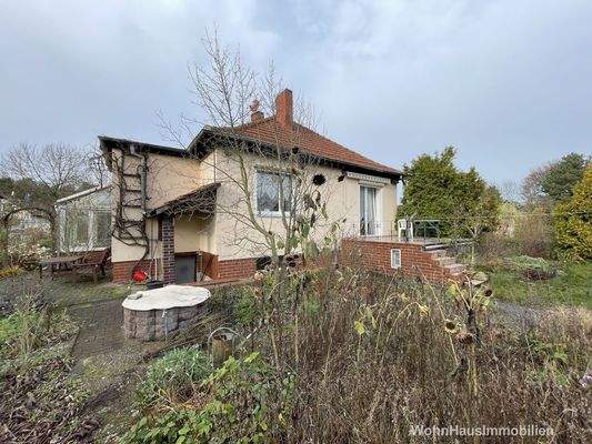 Kleines Haus mit goßem Garten