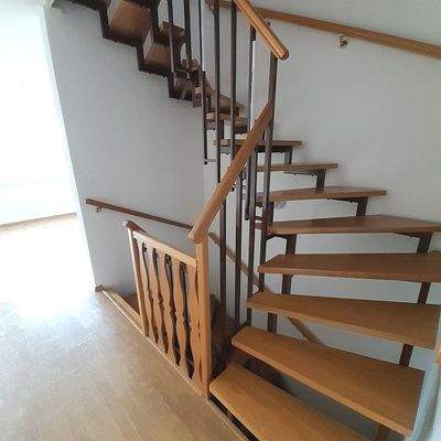 Treppe ins 1.OG.jpg