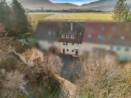 Nordansicht mit Garage und Hof