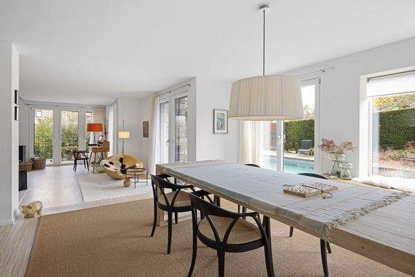 Heller Essplatz mit Blick auf den Pool und ins Wohnzimmer