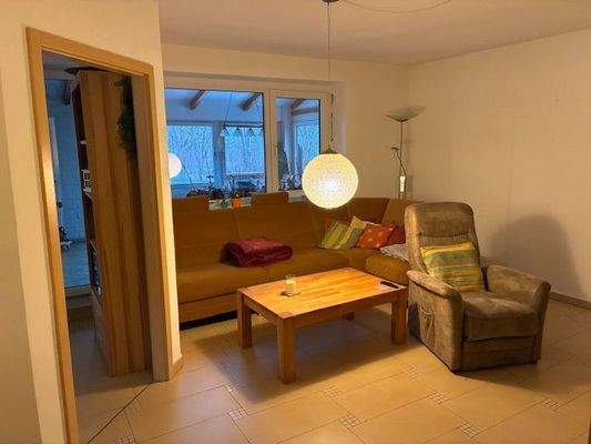 Wohnzimmer mit Blick in den Wintergarten