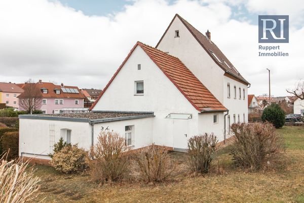 Blick vom Garten auf das Haus