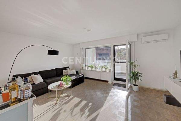 großzügiges Wohn- und Esszimmer mit Zugang zum Balkon