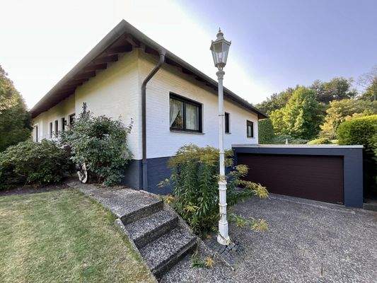 Einfahrt mit Doppelgarage