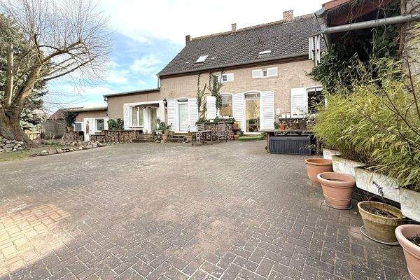ca. 75 m² gepflasterte Terrasse
