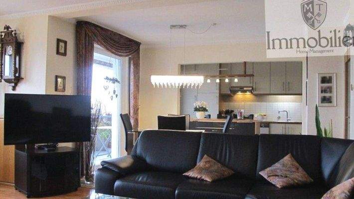 Wohnzimmer mit Blick in die Küche