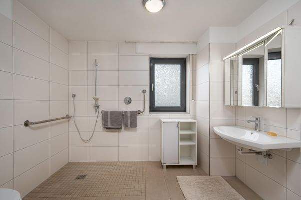 Badezimmer mit bodentiefer Dusche im Erdgeschoss