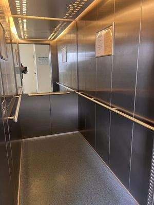 Moderne, funktionale Aufzugsinnenraum mit hochwertiger Edelstahloptik