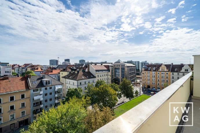 Ideal geschnittene, komplett neu sanierte Zwei-Zimmer-Wohnung mit sonniger Dachterrasse