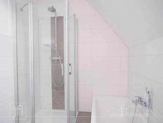 ...mit Badewanne und Dusche