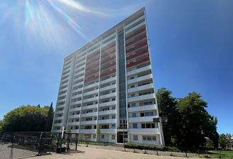 rot-weiße Fassadenansicht