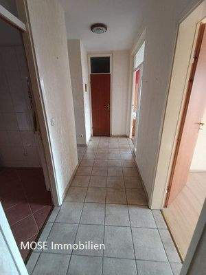 Diele Blick Richtung Abstellkammer.jpg