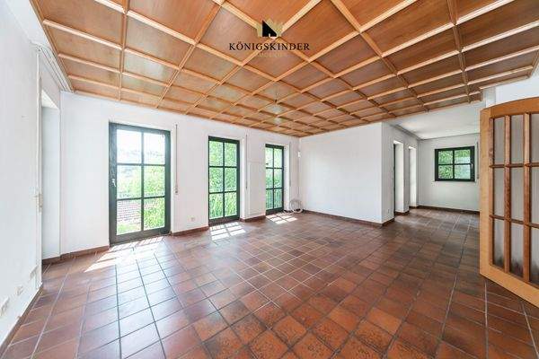 Großzügiges Wohn-/ Esszimmer mit Zugang zum Balkon