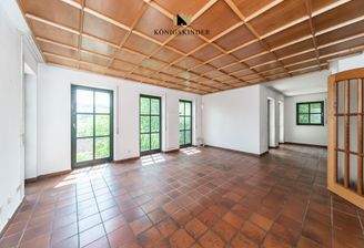 Großzügiges Wohn-/ Esszimmer mit Zugang zum Balkon