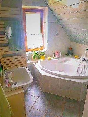 Badezimmer mit Eckbadewanne