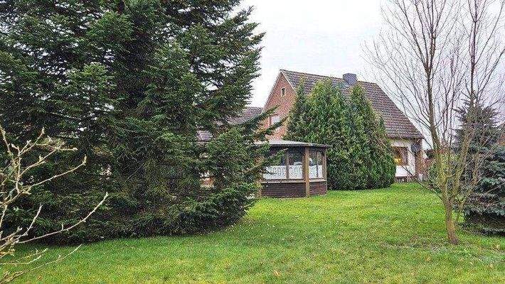 Ansicht auf Haus u. Garten