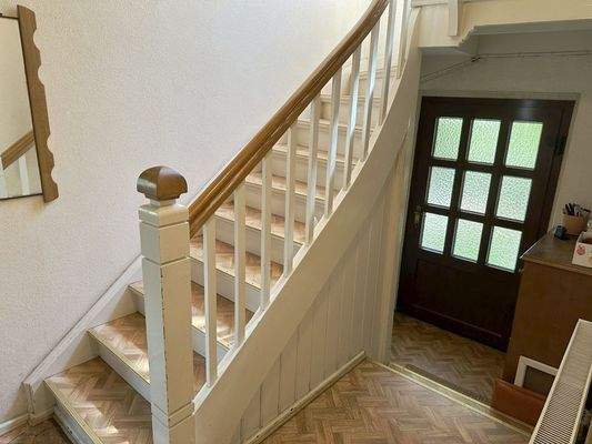 Flur im Erdgeschoss mit Treppenaufgang