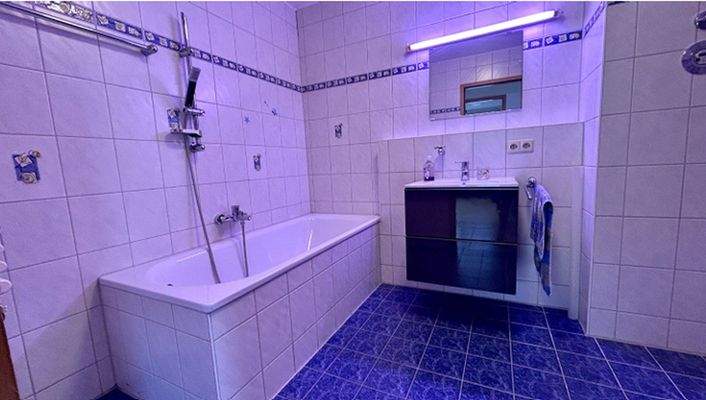 Bad mit Dusche und Wanne