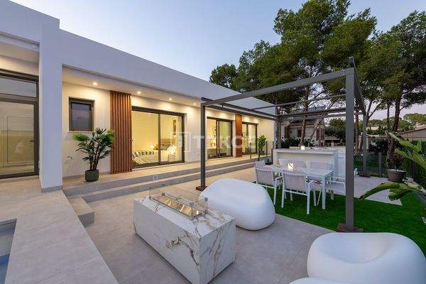 Detached Villas with Private Pools in Pinar de Campoverde Spain