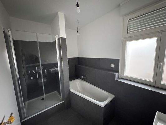 ...mit Wanne + Dusche