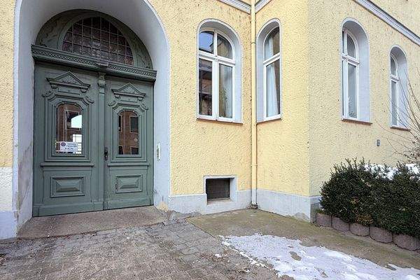 gepflasterte Zufahrt mit Doppelflügeltor