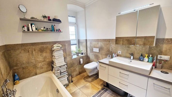 Badeinrichtung, Hochwertige 3-Zimmerwohnung mit Carport