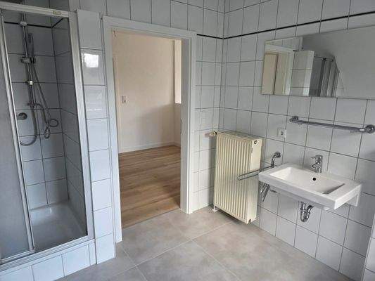 Badezimmer mit Dusche und Badewanne