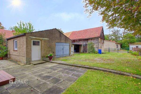 Blick auf Garage und Scheune