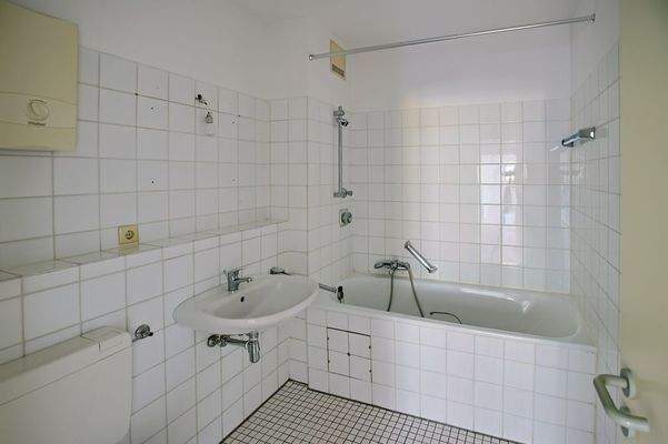 Bad (Wanne / Waschtisch)