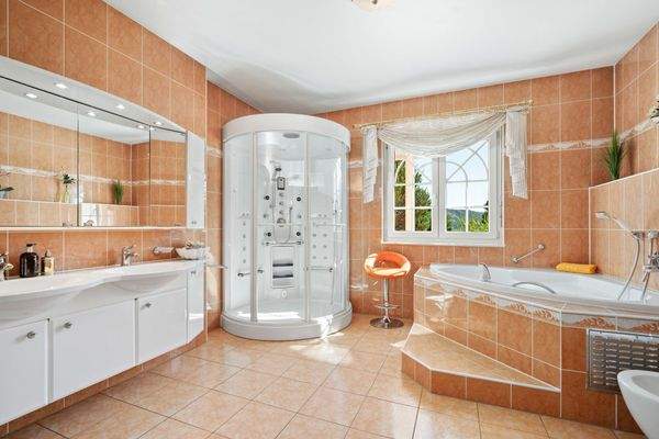 Bad en Suite mit große Eckdusche inkl. Saunanutzung, Whirlpool-Badewanne