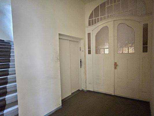 Aufzug im Treppenhaus