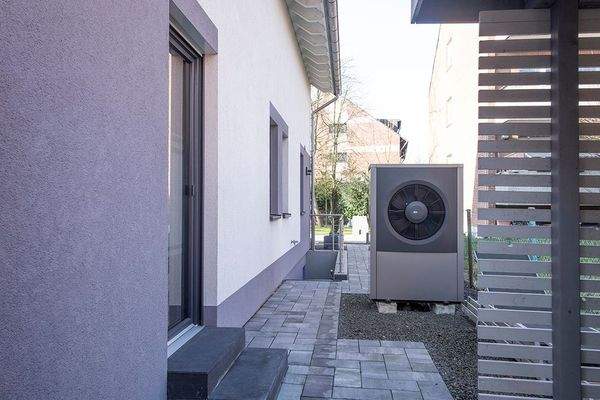 Blick auf die Wärmepumpe.jpg