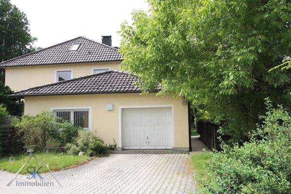 Ostansicht Haus mit Einzelgarage