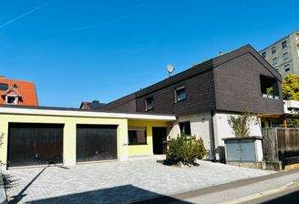 Südwestansicht mit Hauseingang und praktisch angrenzender Doppelgarage