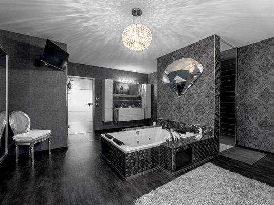 Masterbad DG mit Blick auf Tür Schlafzimmer.jpg