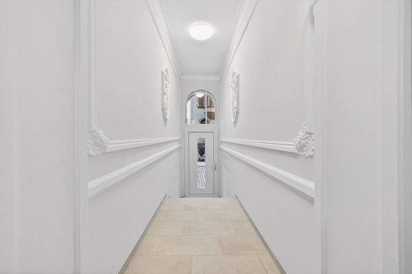 Flur mit Altbau-Stilelementen