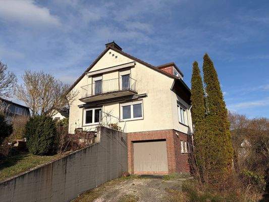 Straßenansicht mit Garage