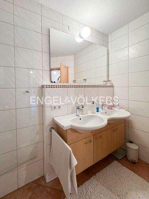 Bad mit Doppelwaschbecken