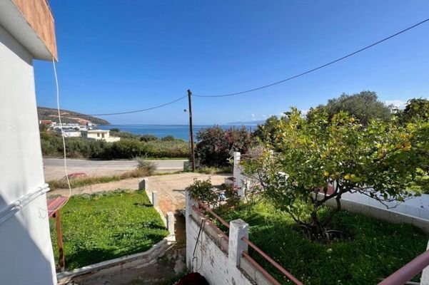 Kreta, Agios Nikolaos: Erdgeschoss-Wohnung mit Garten und Meerblick zu verkaufen