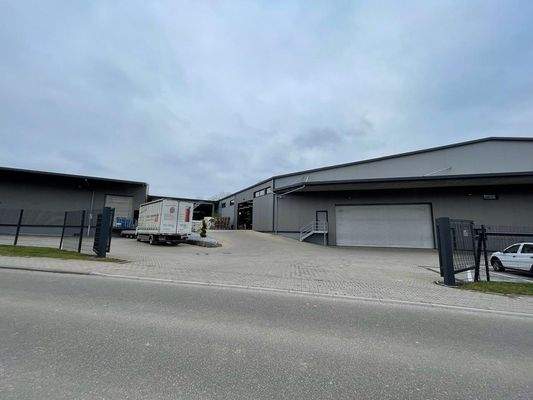 Gebäudeansicht + Freiflächen