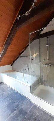 BAD MIT DUSCHE UND WANNE