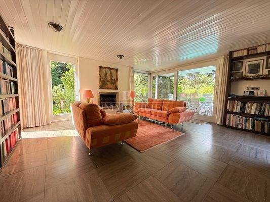 Lichtdurchflutetes Kaminzimmer